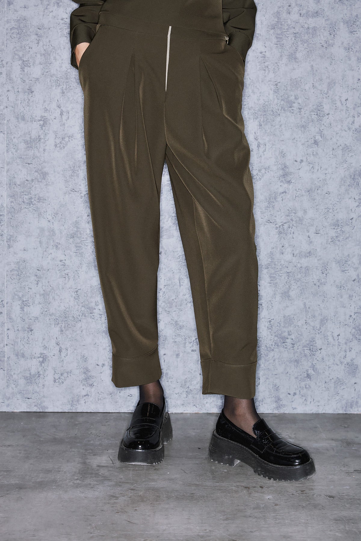 ORABEL BARREL PANTS | CREPE KHAKI (19018B)